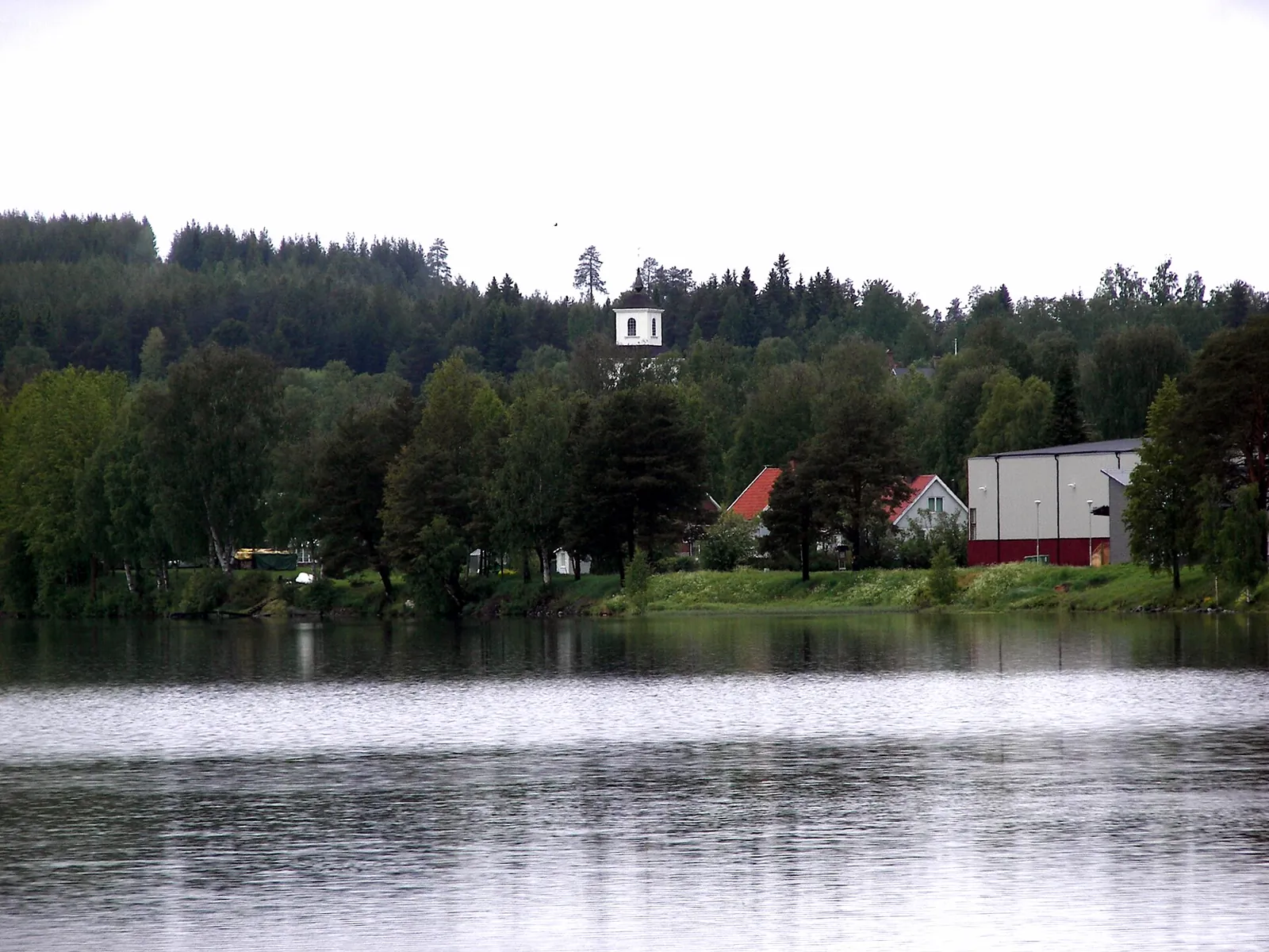 Fjällsjön med Fjällsjö kyrka i Backe