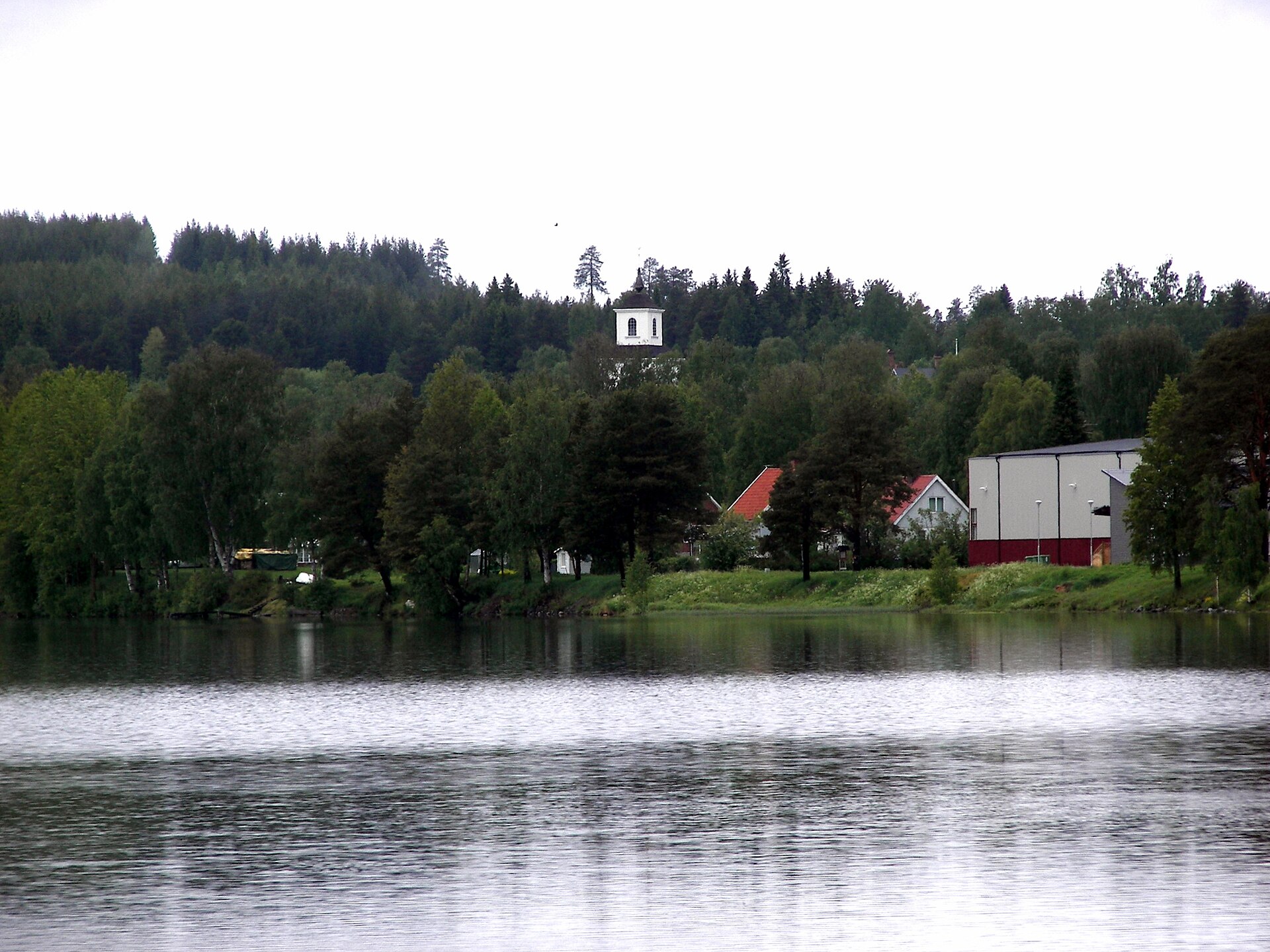 Fjällsjön och kyrkan i Backe