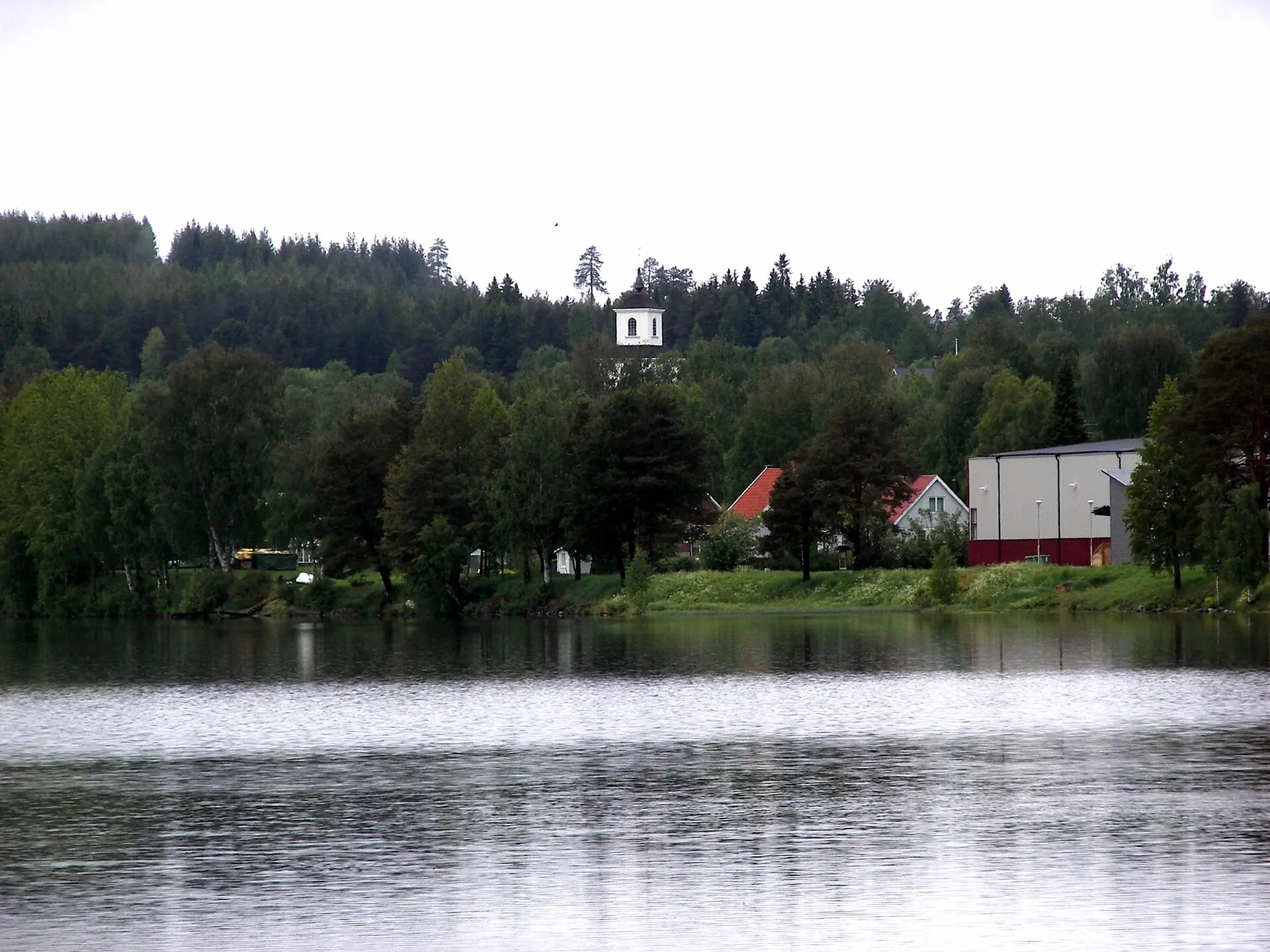 Fjällsjön och kyrkan i Backe